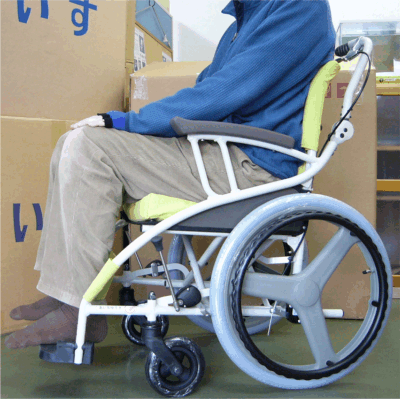 車椅子に座っている写真　AY18-38