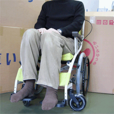 歩行車いすに座っている写真　AY18-38
